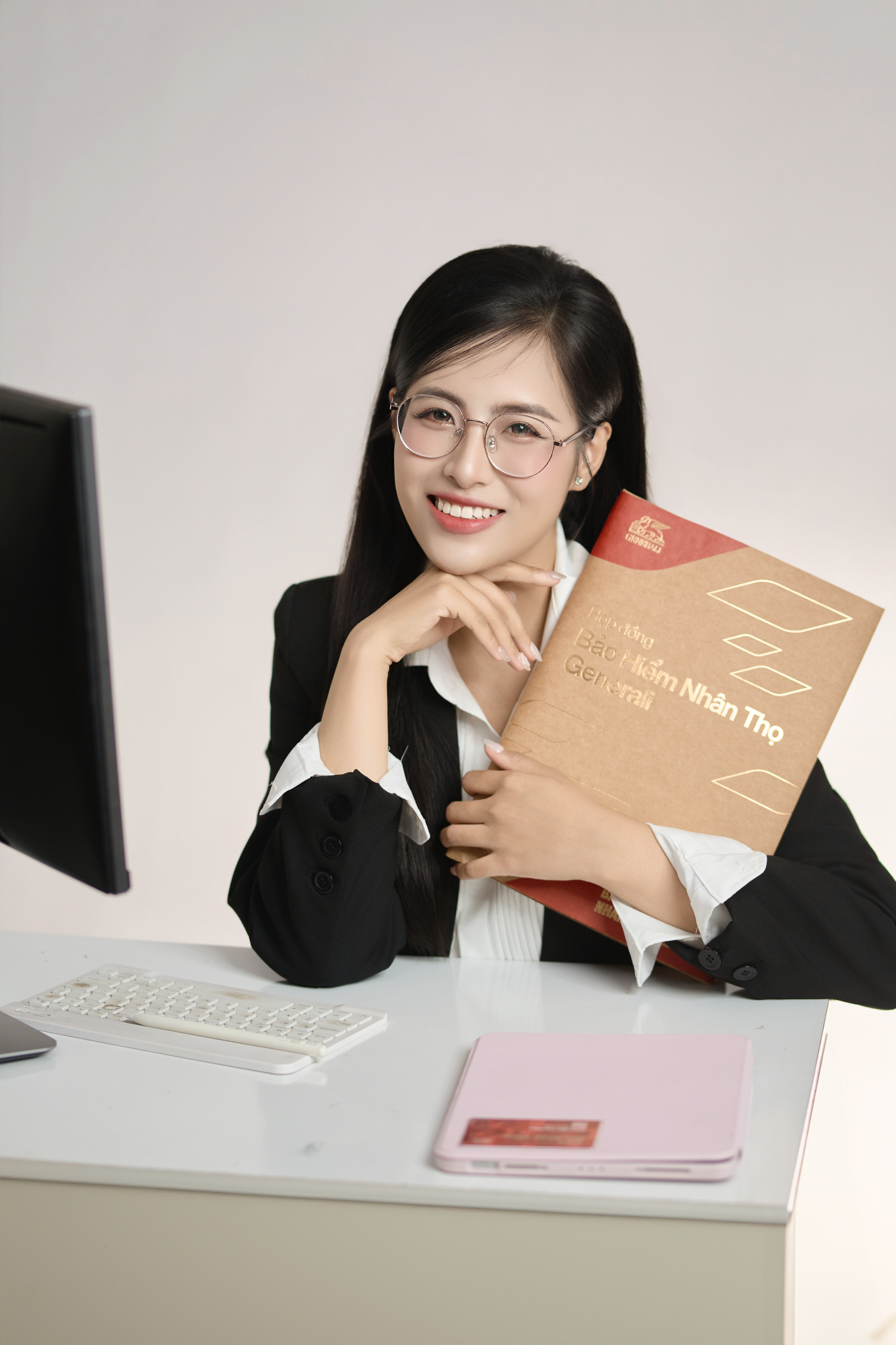 Nguyễn Thị Hậu cầm hồ sơ bảo hiểm Generali